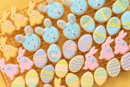 复活节糖饼干装饰着不同颜色背景图片