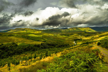 苏格兰绿谷多云的风景图片