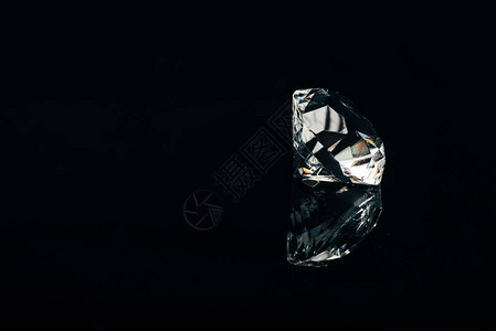透明纯金刚石在黑色背景图片
