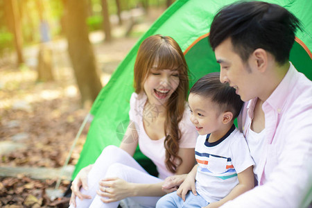 快乐的家庭在乡村享受露营假期图片