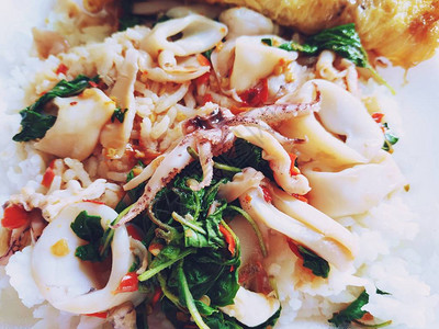 泰国食物白米饭和炒鱿鱼与Basil图片