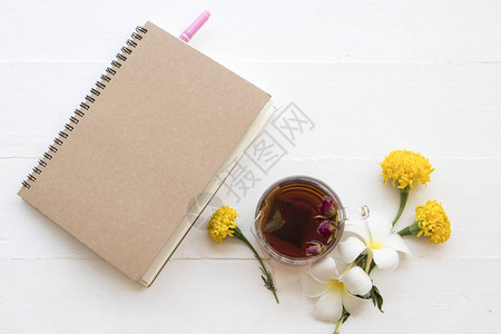 笔记本和草本健康饮品热玫瑰茶鸡尾酒水图片