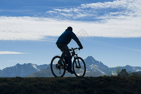 骑自行车者对山地风景和高空图片