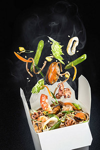 海鲜盒装蔬菜章鱼贻贝虾椒生菜芦笋大米和芝麻等配料正在下降亚图片