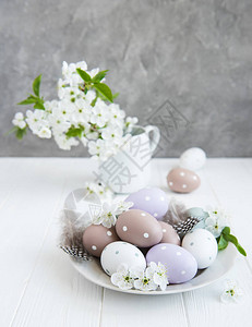 有复活节彩蛋和春天开花的板材图片