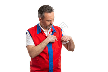 大卖场或超市员工检查红色和蓝色背心胸袋内作为工作服隔图片