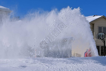 冬季暴风雪离开人行道和车道关闭后图片