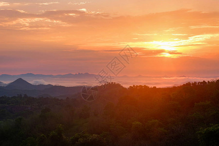 美丽的天空日出山上月光照耀着山上的风景早晨图片