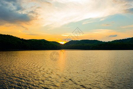 黄色风景湖边夜晚云和山地背景日落图片