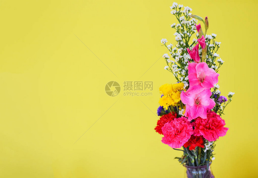 黄色背景中带康乃馨花唐菖蒲和各种美丽的鲜春花束五图片