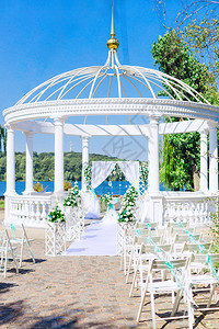 白色凉亭和婚礼湖岸图片