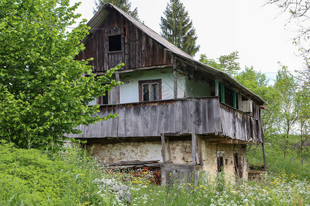 农村被毁坏和废弃的老房子图片