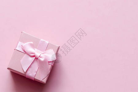 粉红色的礼品盒图片