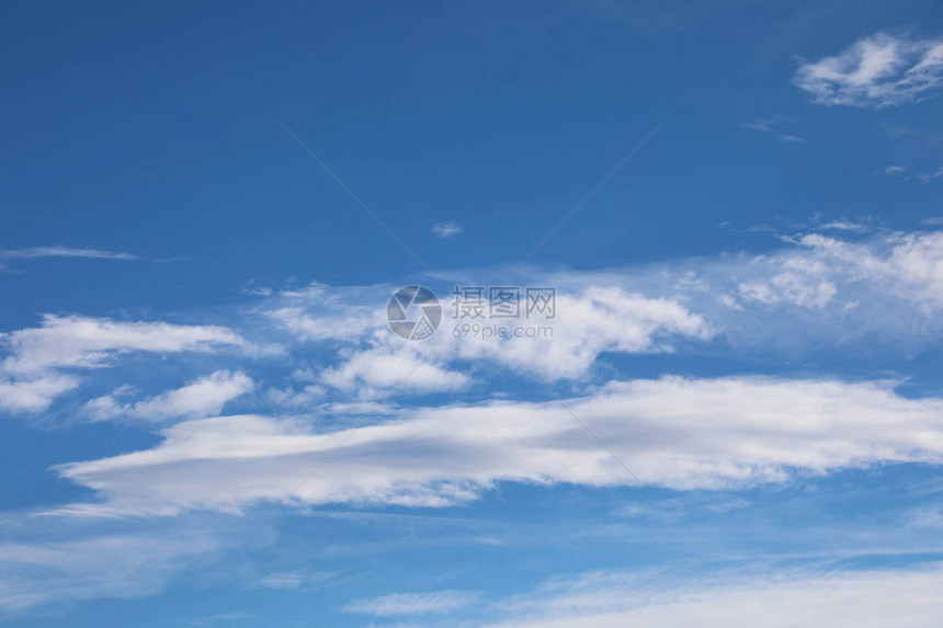 天空和一些白云的底部图片