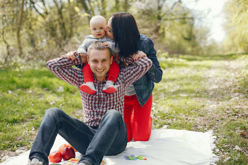 一家人坐在公园里母亲和父亲带着小儿子坐在夏日里带着孩子的夫图片
