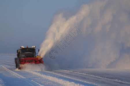 清除雪机公路清洁车雪犁在暴风图片