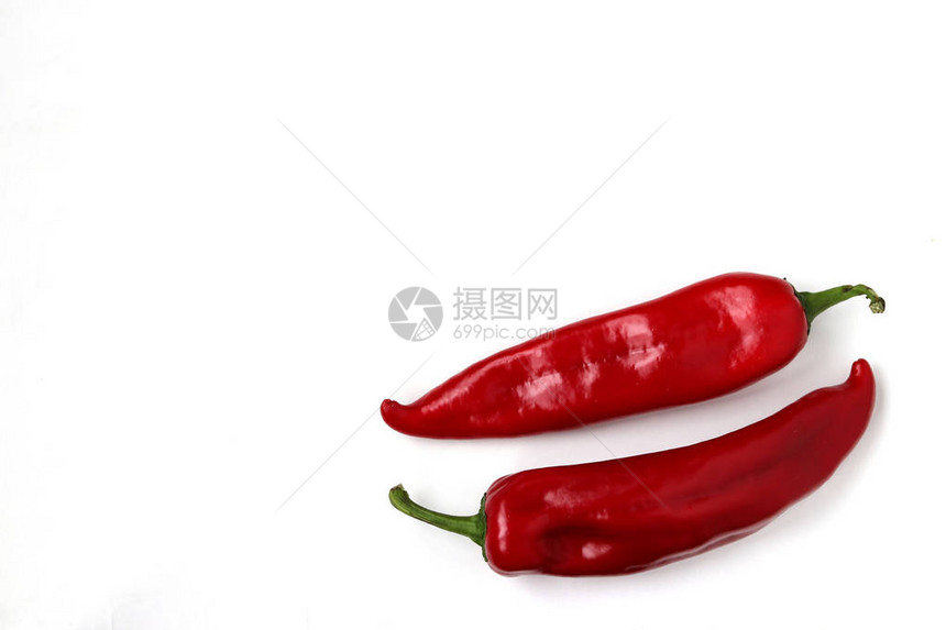 红甜辣椒位于白色背景顶视图图片