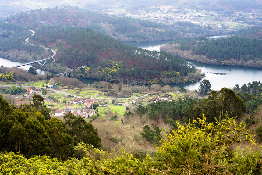 山景与河流和远处的建筑物图片