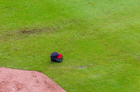勇敢者按基准划分的绿色草中的棒球背景