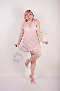 感丰满的红发女孩穿着粉色内衣娃装连衣裙图片
