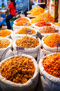 市场上的虾米和海鲜图片