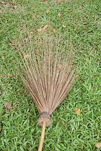 草地上的干椰子棒笤帚背景