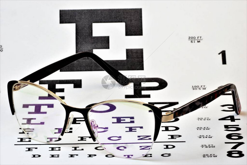 视觉眼镜光学表并检查视图的健康状况眼镜一种旨在矫正人类视力的光学设备带有符号的表格图片