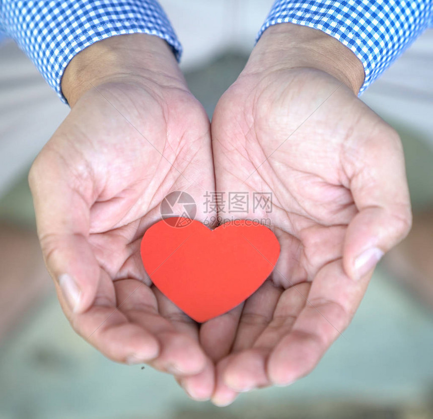 爱或保护心脏概念手握红图片