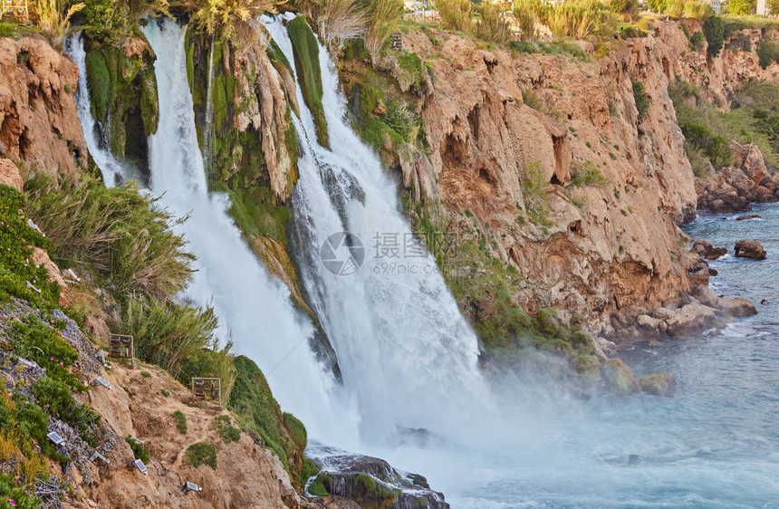 在土耳其安塔利亚地中海岸的下丘陵瀑图片