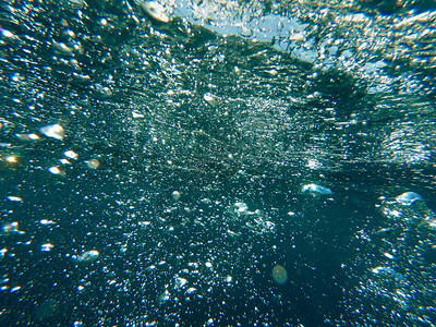 水下的气泡上升海洋和海水的美丽质地图片
