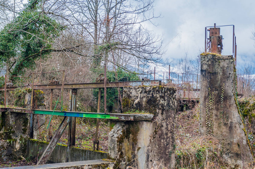 在法属萨沃伊地区一条运河附近对一个旧锁的图片
