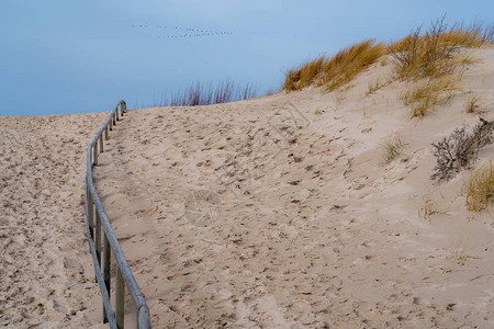 海边白色的细沙丘图片