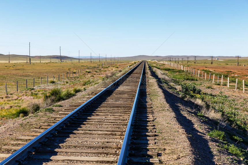 跨蒙古铁路蒙古草原上的单轨铁路图片