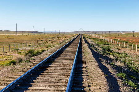 跨蒙古铁路蒙古草原上的单轨铁路图片