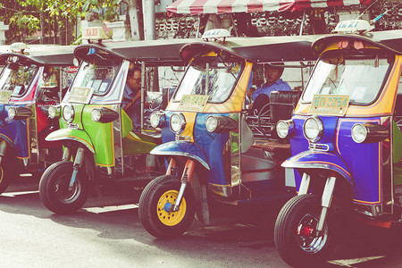 泰国本地出租车在一排叫Tuk图片