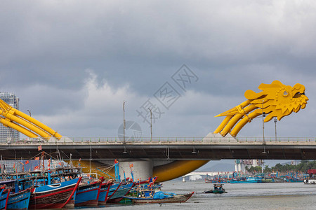 这座现代桥横跨汉江河图片