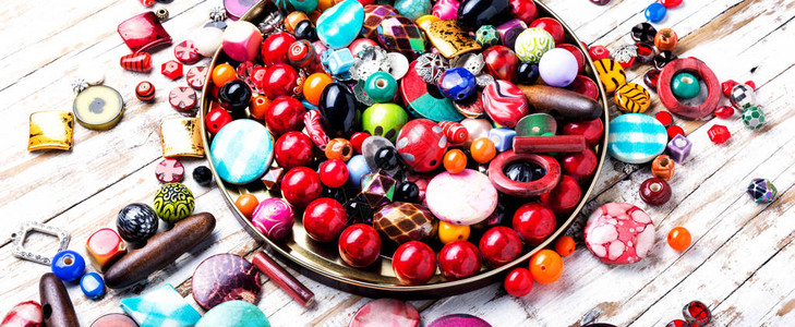 珠宝制作各种形状和颜色的珠子项链图片
