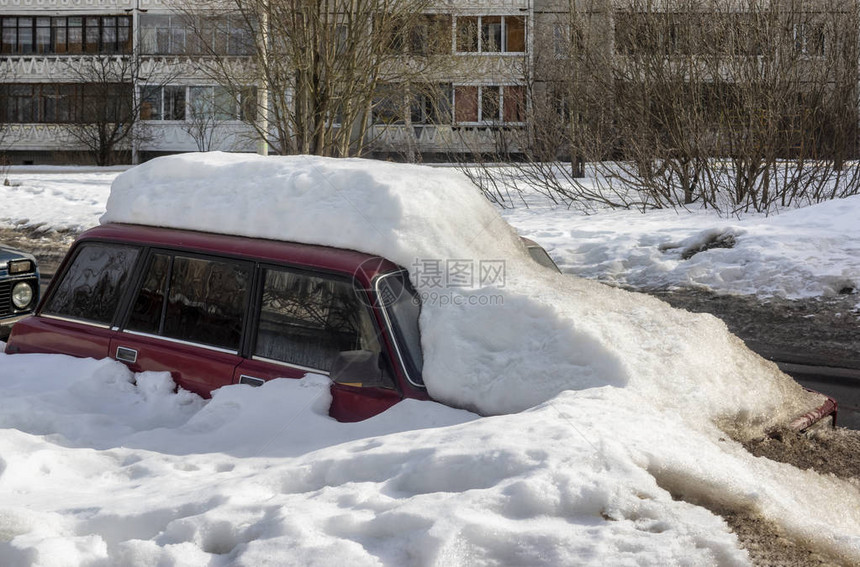 春天城市街道上脏雪漂流的汽车图片