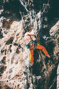 在自然地形上攀岩一个人爬上岩石登山训练克图片
