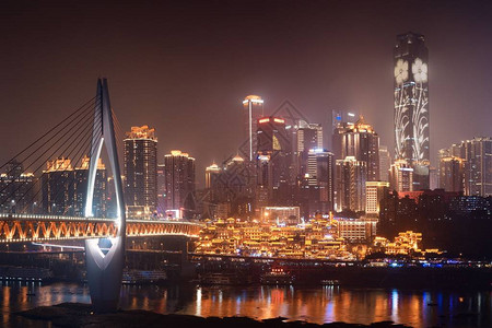 Qianimen桥与Hongyadong购物综合体及重背景图片