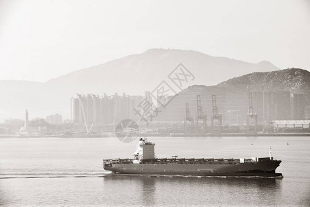 福建的船和厦门城市天际线图片