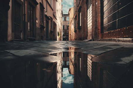 意大利雨后水反射的卢卡街景图片