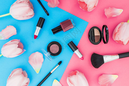 蓝色和粉红色背景的郁金香花和化妆品美容概图片