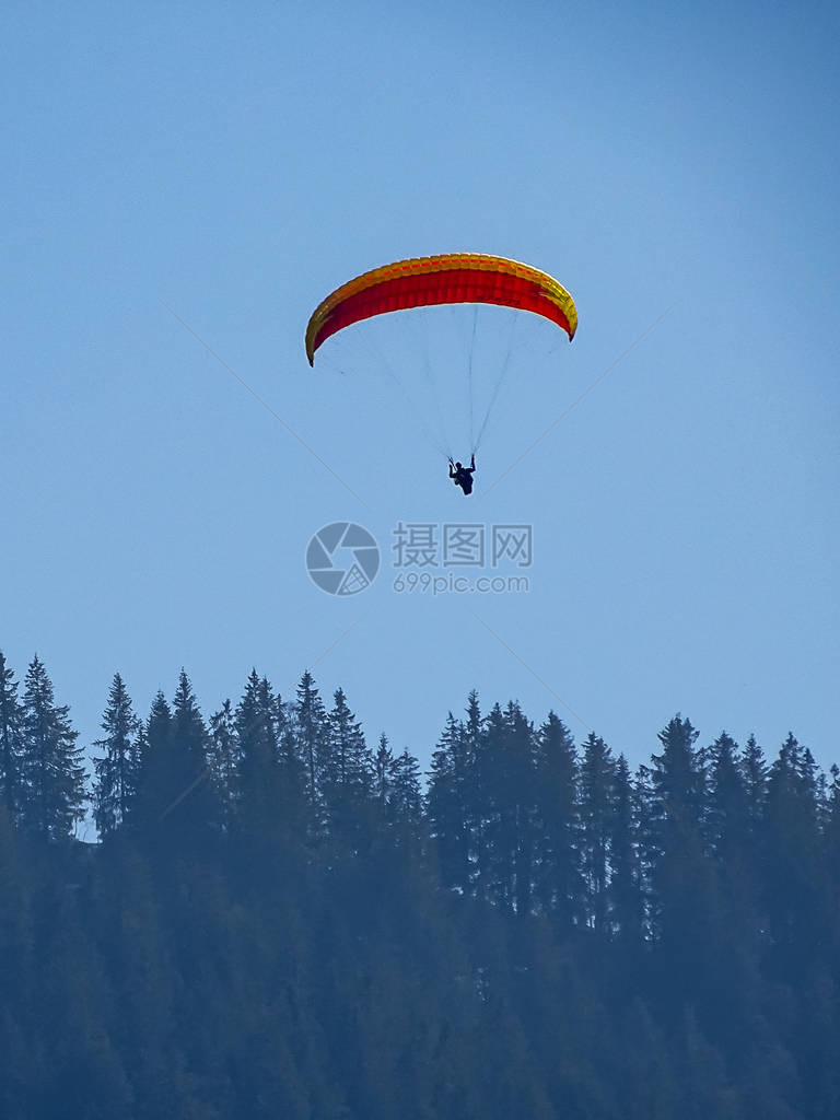 滑翔伞飞越斯威兹兰马巴赫的阿图片