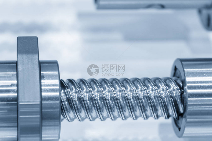 在浅蓝色的场景中关闭CNC机器的铅螺旋备件CNC机器的超精度图片