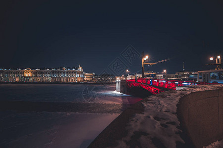在圣彼得堡的宫殿桥在冬天的红色背光图片