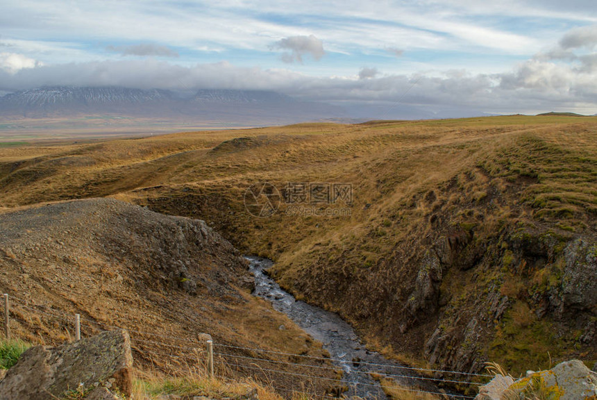 美丽的山脉和奇妙的间歇泉和瀑布是冰岛和冰岛自然的热门部分一切都靠近N1路图片