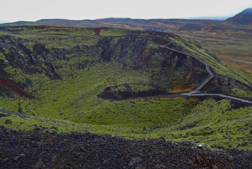 美丽的山脉和奇妙的间歇泉和瀑布是冰岛和冰岛自然的热门部分一切都靠近N1路图片