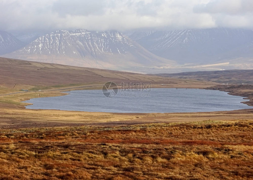 美丽的山脉和奇妙的间歇泉和是冰岛和冰岛自然的热门部分一切都靠近N1路图片