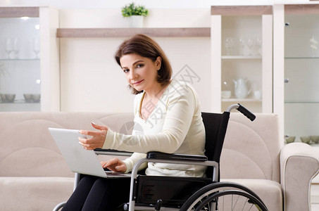 在家坐轮椅的女人图片
